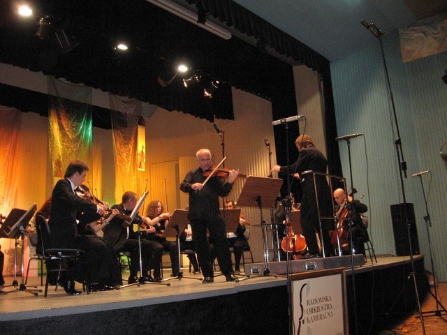 Radomska Orkiestra Kameralna zagrała w sobotę na wspaniały koncert z udzialem skrzypka, Artasha Terziana. Czy w nowym roku będzie ją stać na zapraszanie podobnej klasy wirtuozów?