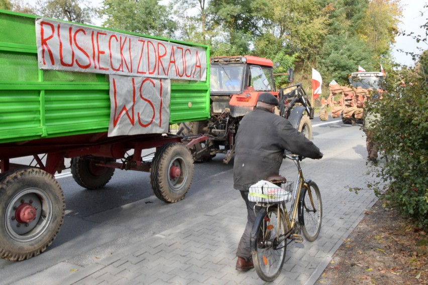 Protest rolników na trasie Włostów - Opatów - Ostrowiec. Mocne hasła [ZDJĘCIA, WIDEO]