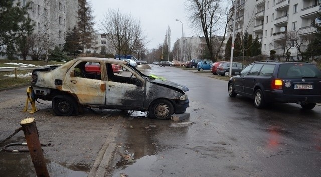 Wraki spalonych aut na ul. Studzińskiego.