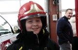 Ferie w Grudziądzu. Wozy, strażackie mundury i sprzęt mogły zobaczyć dzieci podczas zwiedzania komendy strażaków. Zdjęcia