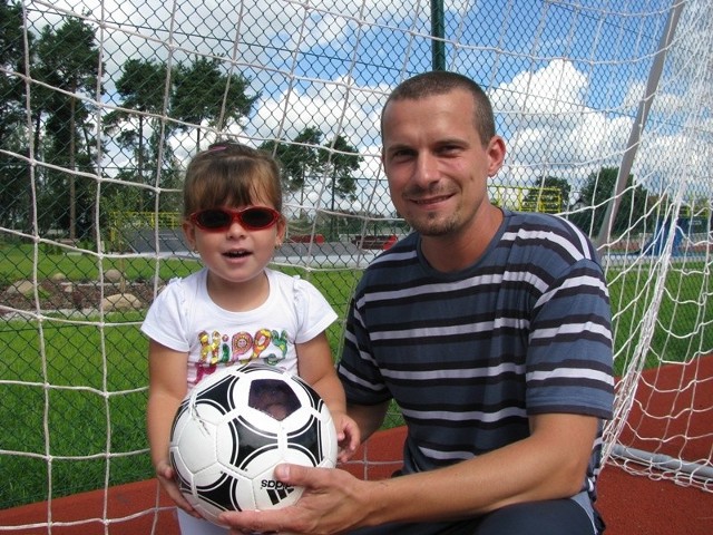 Maciej Jeżyński z Dobiegniewa z córką Darią w poniedziałek grał w piłkę na nowym boisku wielofunkcyjnym. &#8211; Teraz można spędzić tu miło czas &#8211; mówi pan Maciej
