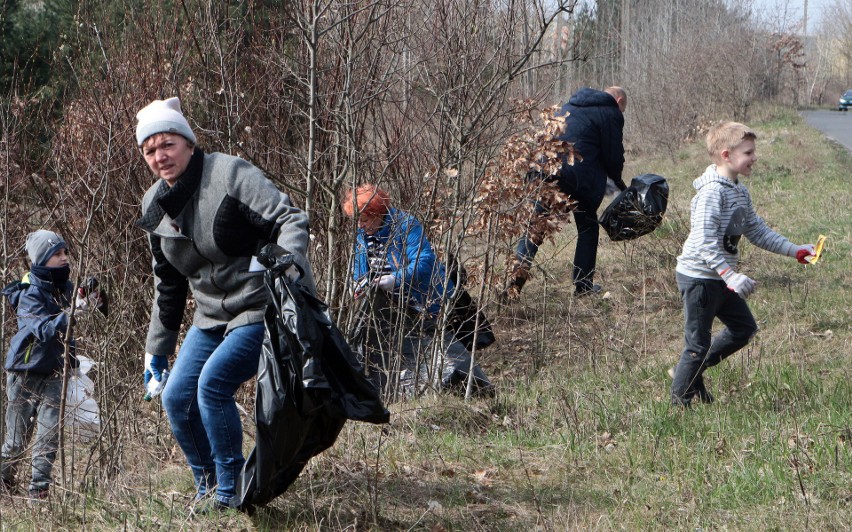 Kilkadziesiąt osób wzięło udział w sprzątaniu Skarpy...