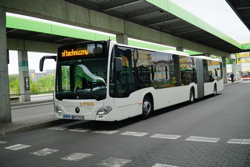 Hybrydowy mercedes przeszedł testy w MPK Poznań....