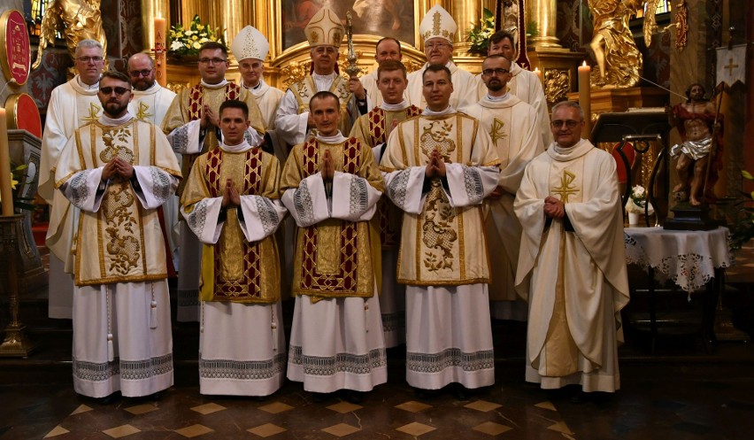 Diecezja kielecka ma sześciu nowych diakonów. W tym ważnym wydarzeniu uczestniczyli biskupi, wielu kapłanów, rodziny diakonów 