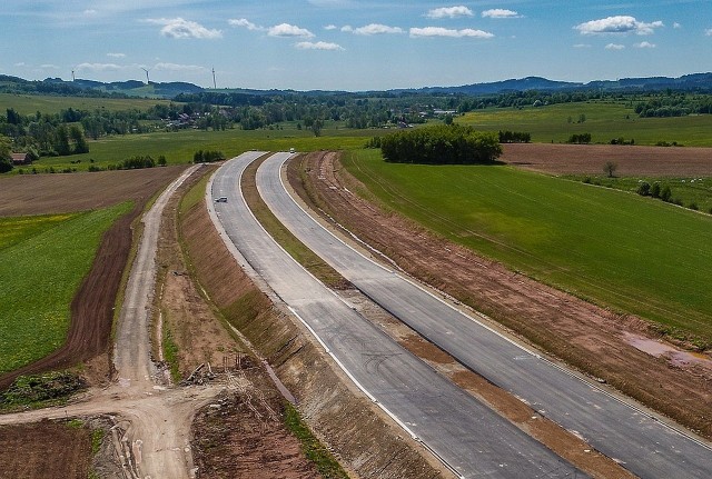 Budowa drogi ekspresowej S3 na odcinku od Kamiennej Góry do granicy polsko - czeskiej w okolicach Lubawki. Stan prac w maju 2022 roku