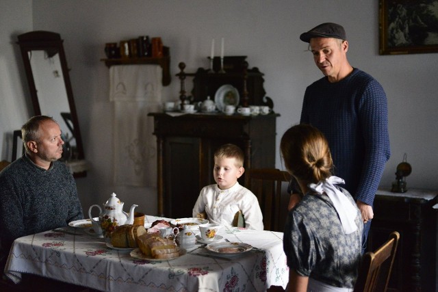 Akcja filmu "Jutro będzie padać" obejmuje lata 30. i 40. XX wieku na Pomorzu. Opowiada o relacjach Polaków, Niemców i Kaszubów żyjących obok siebie.