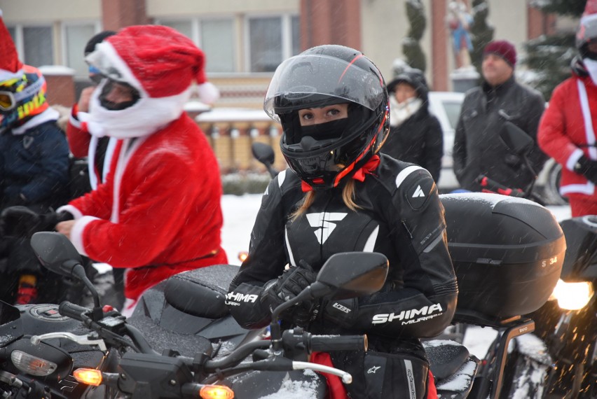 Motomikołaje w Ostrołęce. Miłośnicy jednośladów w ubraniach Świętego Mikołaja 10.12.2023 przejechali przez miasto