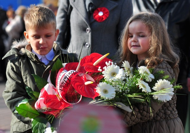 Najmłodsi tarnobrzeżanie składają kwiaty przy pomniku Bartosza Głowackiego.