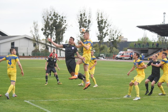 W meczu 30. kolejki II ligi Elana pokonała Skrę Częstochowa 2:1 (0:0). Torunianie przegrywali po rzucie karnym, ale w dalszej części spotkania bramkarza gości pokonali najpierw Dominik Kościelniak, a następnie Mariusz Kryszak. Kapitan Elany ustalił wyniku meczu ładnym uderzeniem z rzutu wolnego.Elana Toruń - Skra Częstochowa 2:1 (0:0) 0:1 Nocoń (62 karny), 1:1 Kościelniak (64), 2:1 Kryszak (81)Elana: Nowak - Andrzejewski, Onsorge, Kołodziejski, Dobosz (62 Stryjewski) - Górka, Lenartowski (79 Zagórski), Kryszak, Kościelniak, Wołkowicz (90 Jóźwicki) - Ciechański (55 Boniecki)