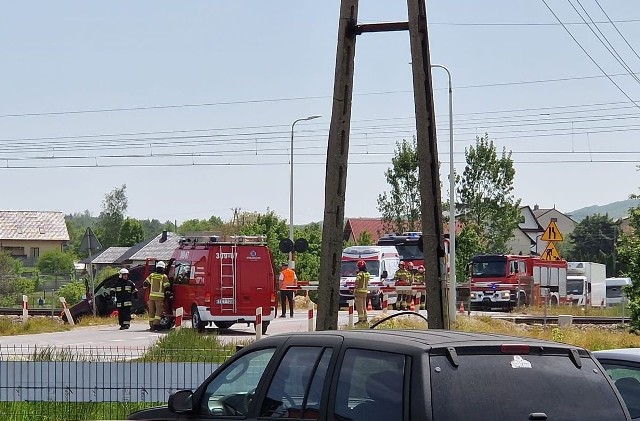 Dramatyczne chwile miały miejsce na przejeździe w gminie Piekoszów. Kobieta zasłabła za kierownicą.