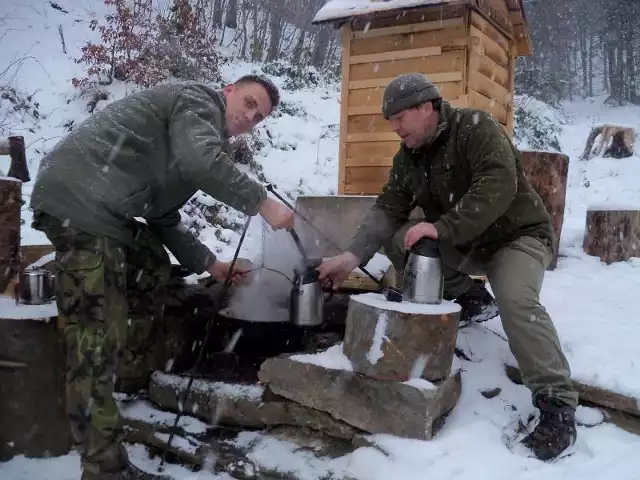 Vaclav Pavliczek i jego pomocnik, opiekunowie leśnego baru Honza Kuruc, przygotowują herbatę dla turystów.