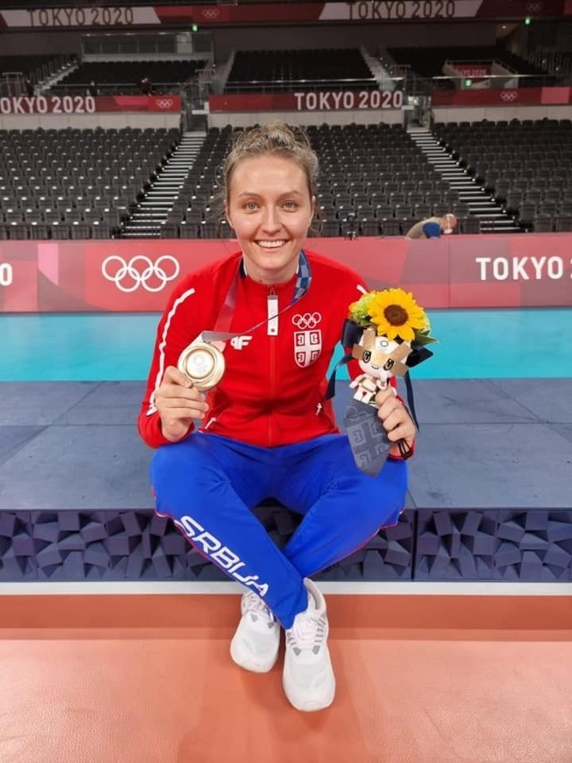 Jelena Blagojević z medalem igrzysk olimpijskich w Tokio