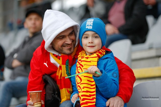 W emocjonującym meczu Fortuna 1 Ligi Korona Kielce zremisowała z Arką Gdynia 3:3. Mecz obejrzało 2371 kibiców. Mamy dla Was zdjęcia kibiców, którzy zasiedli na Suzuki Arenie.Zdjęcia kibiców na kolejnych slajdach. 