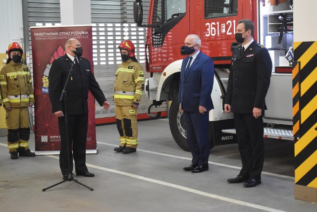 Przekazanie wozu strażackiego w Komendzie Powiatowej Państwowej Straży Pożarnej w Krośnie Odrzańskim.