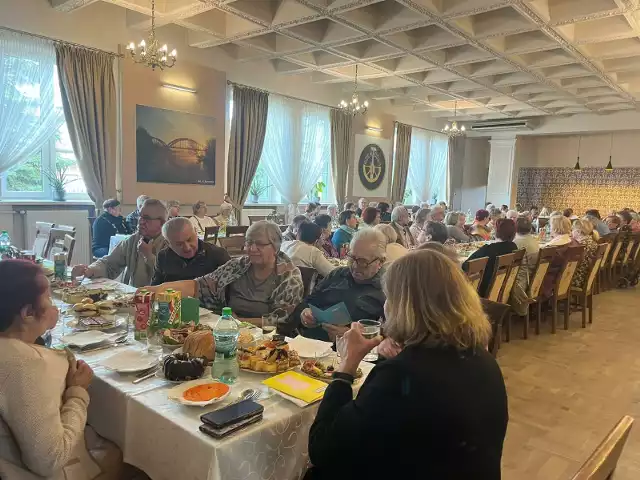 Poranek Wielkanocny dla seniorów odbył się w Domu rzemiosła w Białobrzegach.