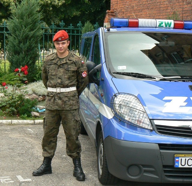 Adrian Sobolewski. Ma 22 lat. Jest gorzowianinem, jego rodzinny dom jest na os. Staszica. Pasjonuje się motoryzacją. W żandarmerii od dziewięciu miesięcy. Jest na służbie zawodowej. - Wiążę swoją przyszłość z mundurem - mówi.