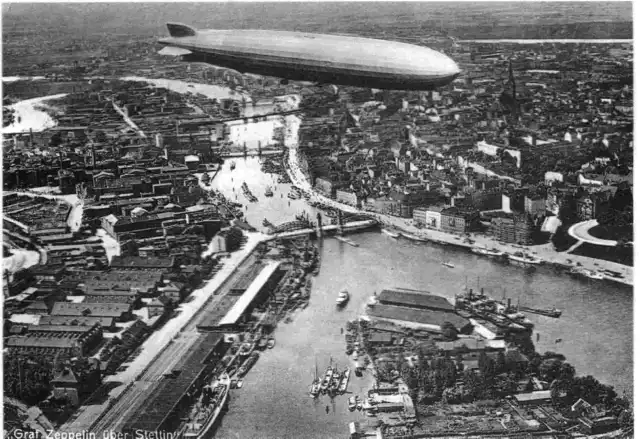 Sterowiec "Graf Zeppelin" nad Szczecinem, maj 1931 roku. Z jego pokładu również wykonywano zdjęcia lotnicze miasta. Nasze miasto widziane wówczas z wysokich budynków, bądź z powietrza wyglądało nadzwyczaj malowniczo. - Nie wiem kiedy dokładnie wykonano pierwsze lotnicze zdjęcie Szczecina i podejrzewam, że jest to bardzo trudne od ustalenia. Według mnie były to lata dwudzieste XX wieku - bo zdjęcia z tego okresu widziałem, i to nie jedno mówi Roman Czejarek, dziennikarz i pasjonat dziejów Szczecina. - Pierwsze lotnicze zdjęcia Szczecina robione były ze sterowców, których dość sporo latało nad naszym miastem. Problemem był dość długi czas naświetlania wymuszony mało czułymi kliszami. Zobacz także: Szczecin: Rozbudowane Galaxy otwarte. Gigantyczne kolejki i tłumy łowców promocji [ZDJĘCIA, WIDEO]
