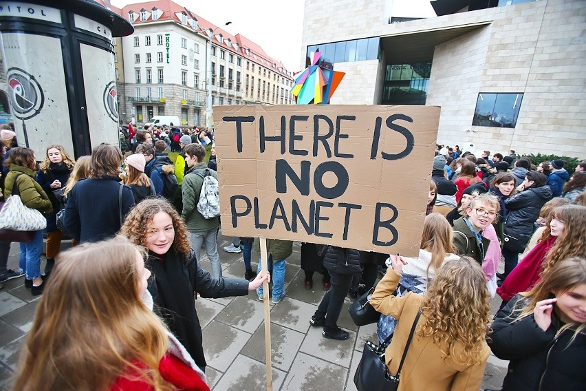 Młodzieżowy strajk klimatyczny w centrum Wrocławia. Uczniowie przeszli Świdnicką (ZDJĘCIA)