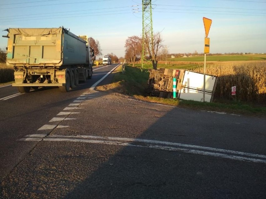 W miejscowości Stodoły-Kolonie ciężarówka uderzyła w busa i wypchnęła go z drogi