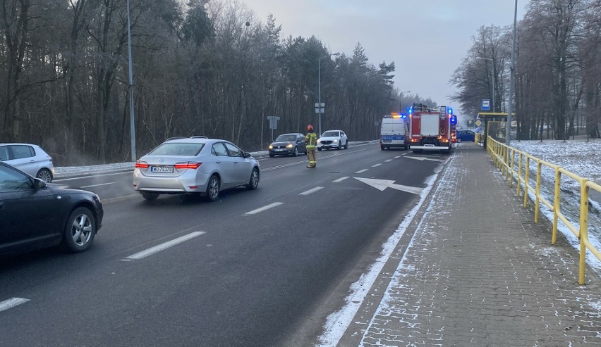 Wypadek na Warszawskiej w Ostrołęce. 28.11.2023 ok. godz. 7.30 zderzyły się dwie osobówki