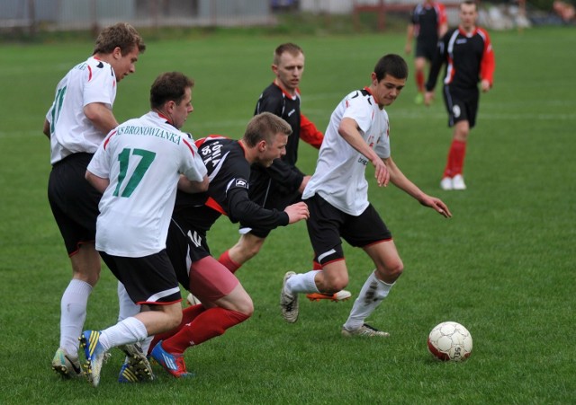 Spójnia Osiek (ciemne koszulki) w IV lidze gra od półtora sezonu