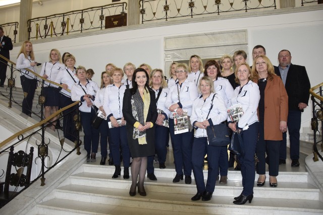 Panie ze Stowarzyszenia Kobiet Ambitnych w Bilczy, gmina Obrazów, w towarzystwie posłanki Platformy Obywatelskiej Marzeny Okły-Drewnowicz, która zorganizowała wycieczkę do Sejmu.