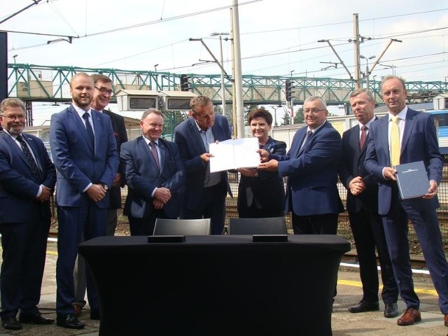 Przedstawiciele rządu i PKP po podpisaniu umowy w sprawie modernizacji odcinki linii 93 od Oświęcimia do Czechowic-Dziedzic