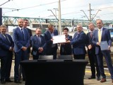 Oświęcim. Pociągi do Krakowa i Czechowic mają jeździć dwa razy szybciej po wielkiej modernizacji w 2021 r. Podpisano kolejną umowę [ZDJĘCIA]