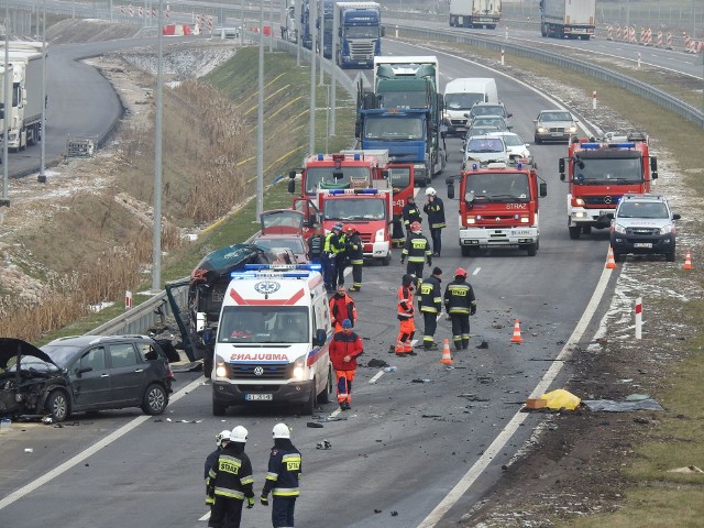 Wypadek śmiertelny w Jeżewie Starym na DK8. Dwie osoby zginęły w zderzeniu osobówek z ciężarówką (zdjęcia, wideo)