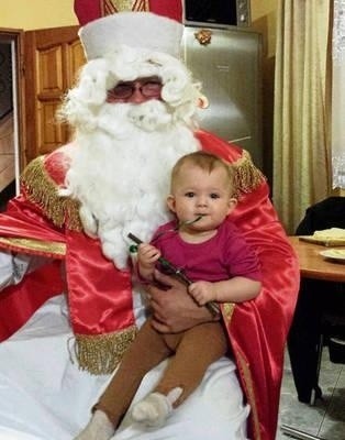 Rodzinne święta, Daria ze Świętym Mikołajem. Dziewczynce było dane przeżyć tylko jedno Boże Narodzenie. ZDJĘCIA ARCHIWUM
