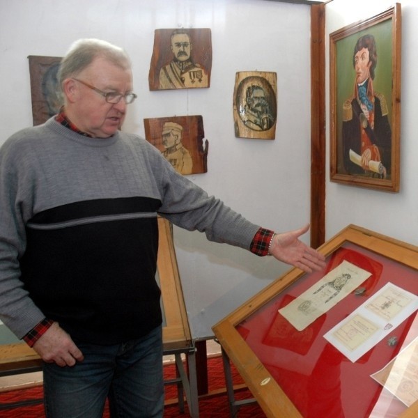 Lucjan Zaczkowski, pracownik muzeum, pokazuje wystawę z pamiątkami wykonanymi przez Feliksa Skowrona, emerytowanego nauczyciela historii ze Szczyglic, poświęconą sprawom patriotycznym.