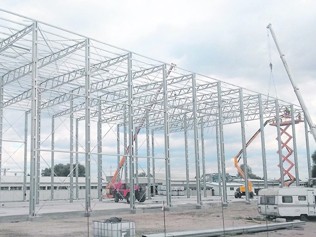 Z daleka widać budowę hali magazynu wysokiego składowania firmy Eurocopert w Szczecinku.