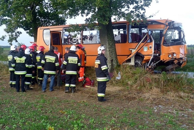 Wypadek szkolnego autobusu koło Karnic. Dzieci zabrano do szpitala.