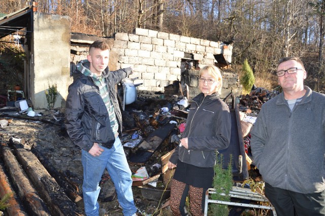 19-letni Łukasz Olchawa (na zdjęciu z rodzicami) pokazuje miejsce, w którym był jego pokój. Z domu nic nie zostało. Chłopak cieszy się, że ogień nie zabrał mu największej pasji - ponad 60 gołębi