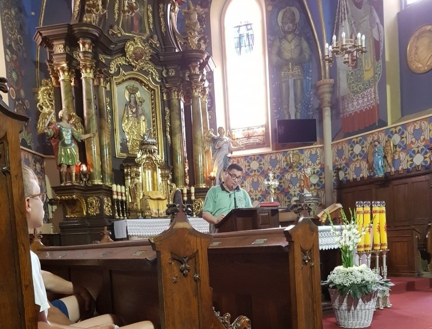 Ksiądz Sławomir Stembelski opowiada dzieje kościoła w...