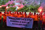 Piłkarze Korony II Kielce fetowali awans do trzeciej ligi. Były race, okolicznościowe koszulki, strzeliły korki od szampanów