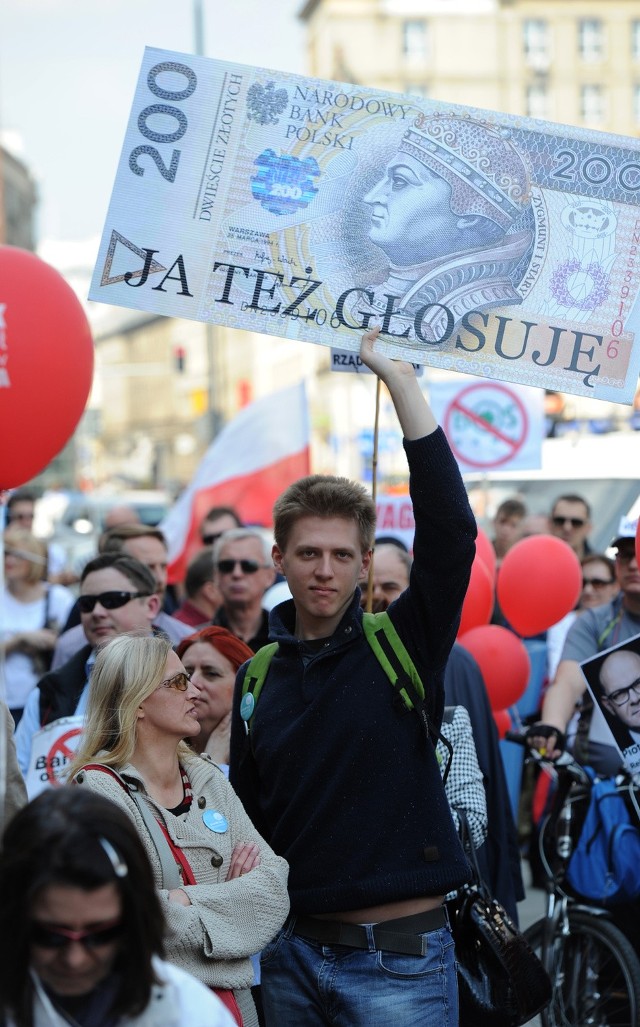 Protest frankowiczów. Kredytobiorcy, którzy mają kredyty we frankach szwajcarskich manifestują przeciwko bierności banków i rządu.