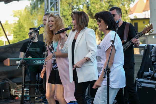 Izabela Trojanowska w Bydgoszczy 3 lipca podczas koncertu z cyklu Rzeka Muzyki 2022 nie musiała zachęcać publiczności do wspólnego śpiewania. Największe przeboje część osób nie tylko zaśpiewała, ale nawet zatańczyła razem z artystką na scenie!