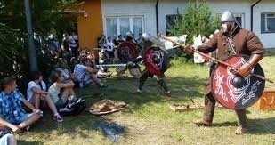 W zeszłym roku członkowie grupy historycznej Hird z Kielc dali pokaz walki wojów wikińskich.