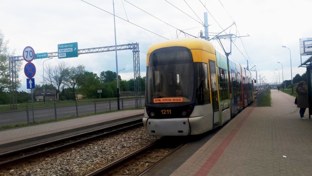 W tym tramwaju hałas był tak duży, że pasażerowie dłońmi zakrywali uszy.