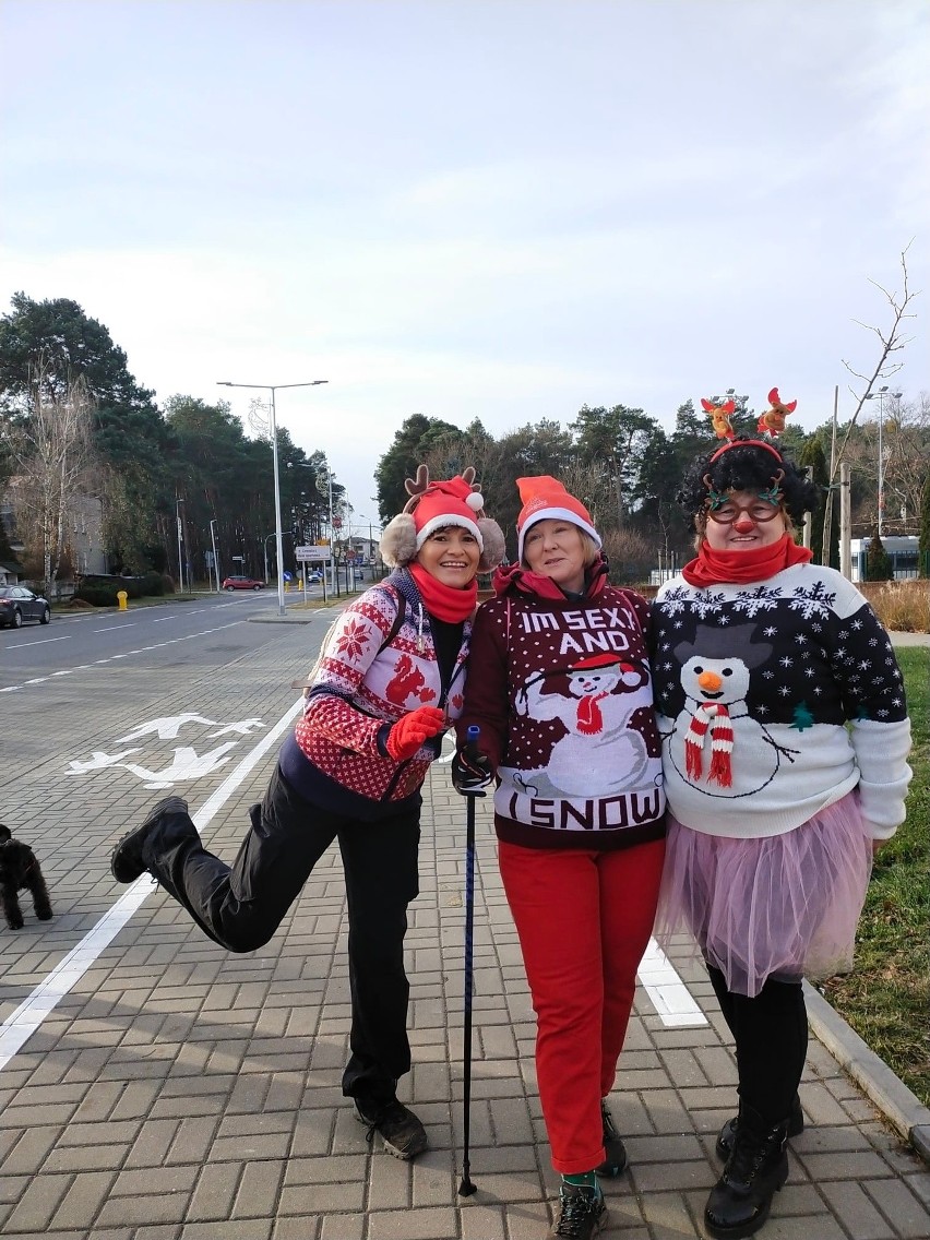 Mikołajkowy Rajd Nordic Walking w Puszczy Kozienickiej. Uczestnicy byli bardzo zadowoleni. Zobacz zdjęcia