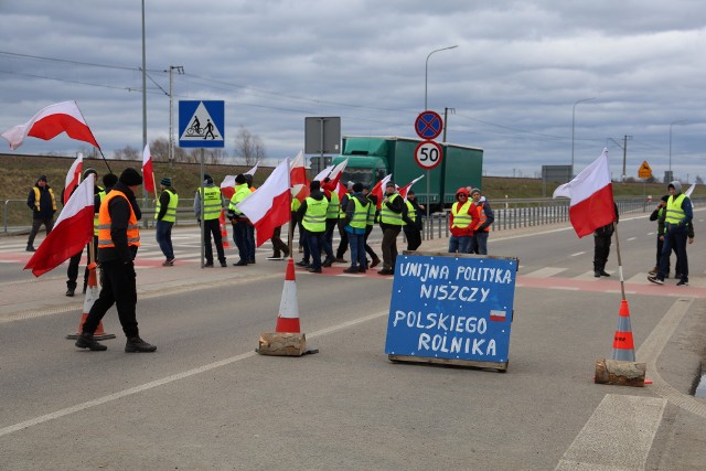 Przed granicą w Medyce protestujący rolnicy pojawili się jeszcze w listopadzie ubiegłego roku. Po przewoźnikach byli pierwszymi w Polsce.