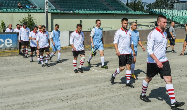 Piłkarze Orła Bydgoszcz (białe koszulki, czarne spodenki) w meczu rundy wstępnej RPP przeciwko Megamator Bydgoszcz, który wygrali 2:1.
