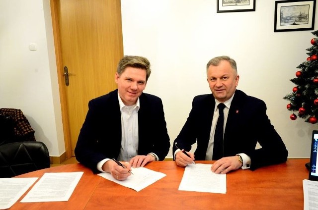 Umowę z przedstawicielem firmy BIOAGRA – OIL podpisał burmistrz Połańca, Jacek Nowak.