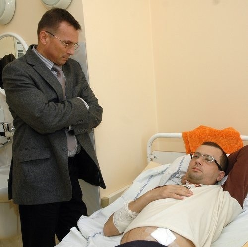 Sebastian Śmiejkowski, kiedy czekał na przeszczep, potrzebował pomocy psychologa. Na zdjęciu z prof. Kazimierzem Ciechanowskim.