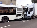 Wypadek w Wieszowie. W autobus stojący na przystanku wjechał samochód ciężarowy. Sześć osób rannych. Dwie osoby trafiły do szpitala