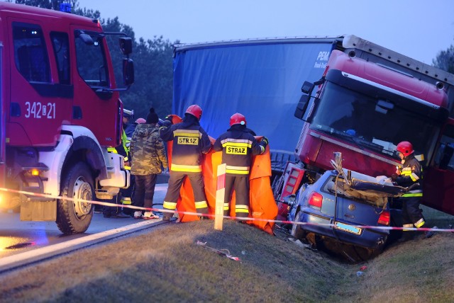 Na drodze krajowej nr 10 między Bydgoszczą a Toruniem bardzo często dochodzi do śmiertelnych wypadków. Kierowcy nie mają gdzie uciekać, gdy grozi zderzenie czołowe - praktycznie ma tu poboczy. Droga Śmierci ma za kilka lat zostać przebudowana do standardu ekspresowego (S)