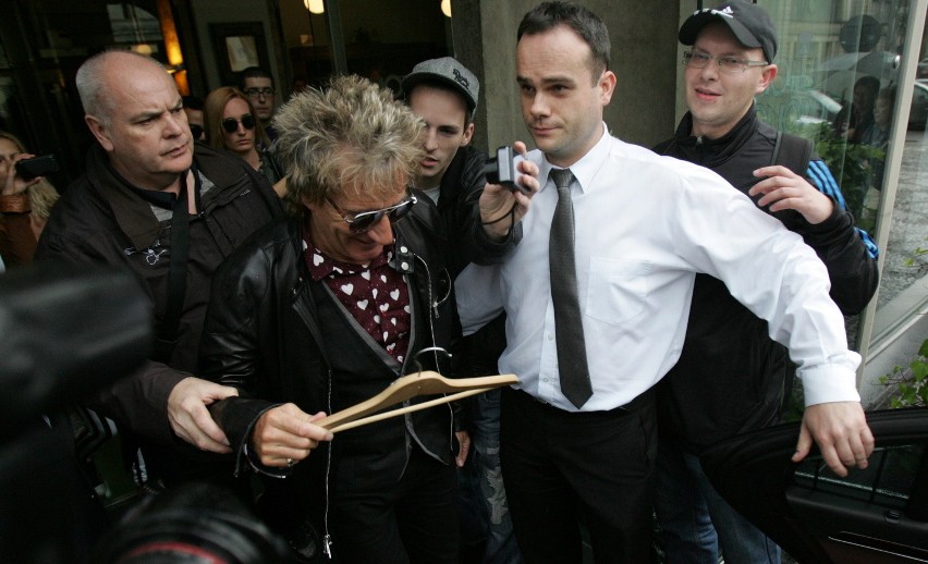 Rod Stewart rozdawał autografy przed hotelem Monopol w Katowicach [RELACJA, ZDJĘCIA, WIDEO]