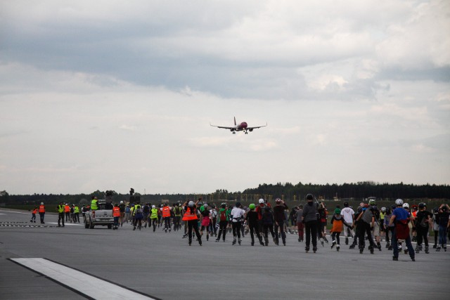 Prawie 400 rolkarzy jeździło po nowym pasie startowym na lotnisku Katowice Pyrzowice. Samoloty na lotnisku Katowice Airport lądowały na dotychczasowym pasie