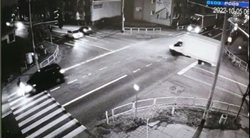 Wypadek w Makowie Mazowieckim, 5.10.2022. Na jednym ze skrzyżowań doszło do potrącenia pieszego. Wideo
